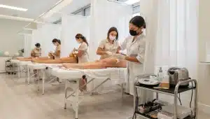 Masterclass professionale sulla cera brasiliana in cabina estetica con estetiste al lavoro